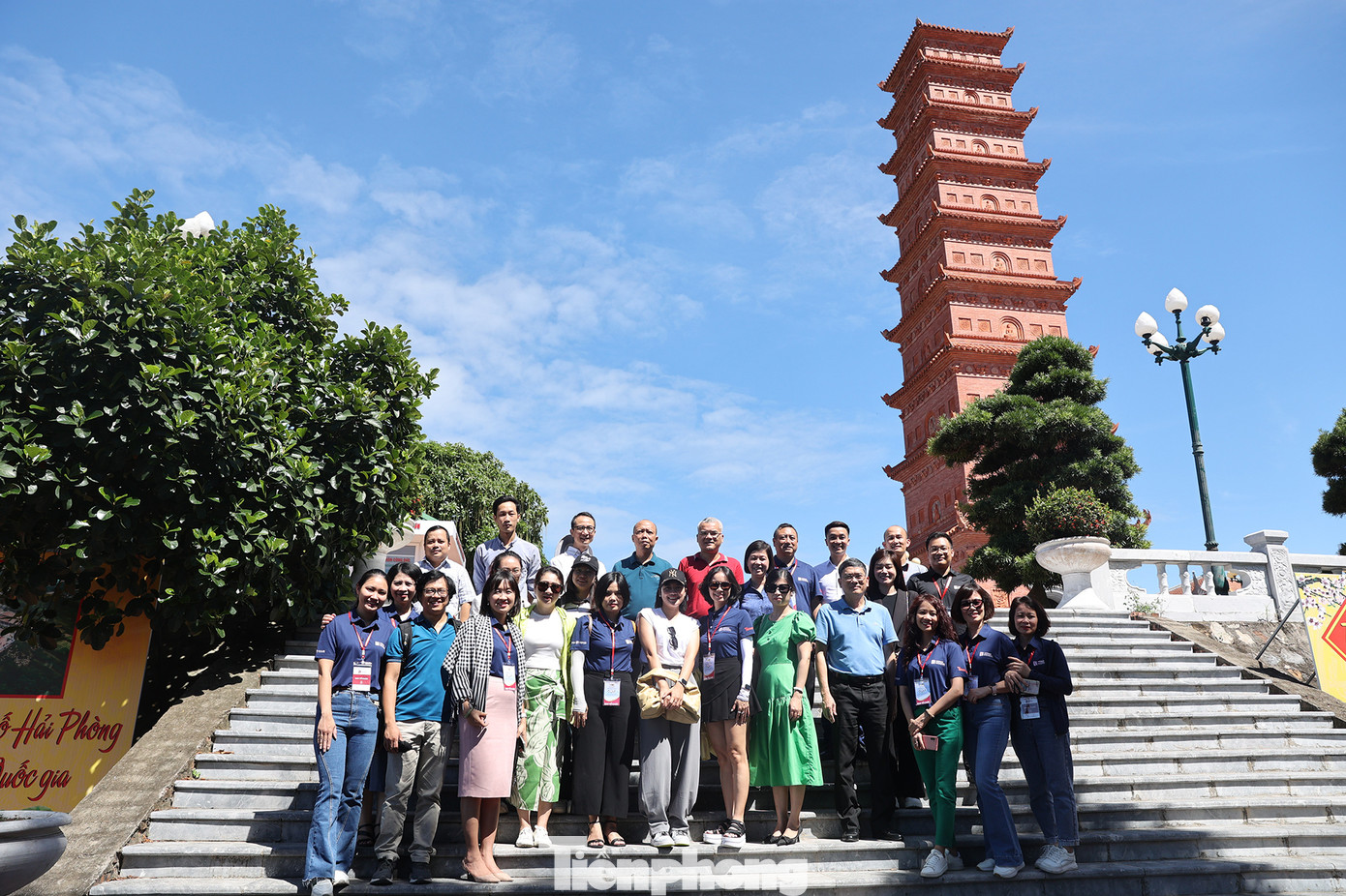 Đoàn đại biểu tham quan tháp Tường Long. Ảnh: Trọng Tài