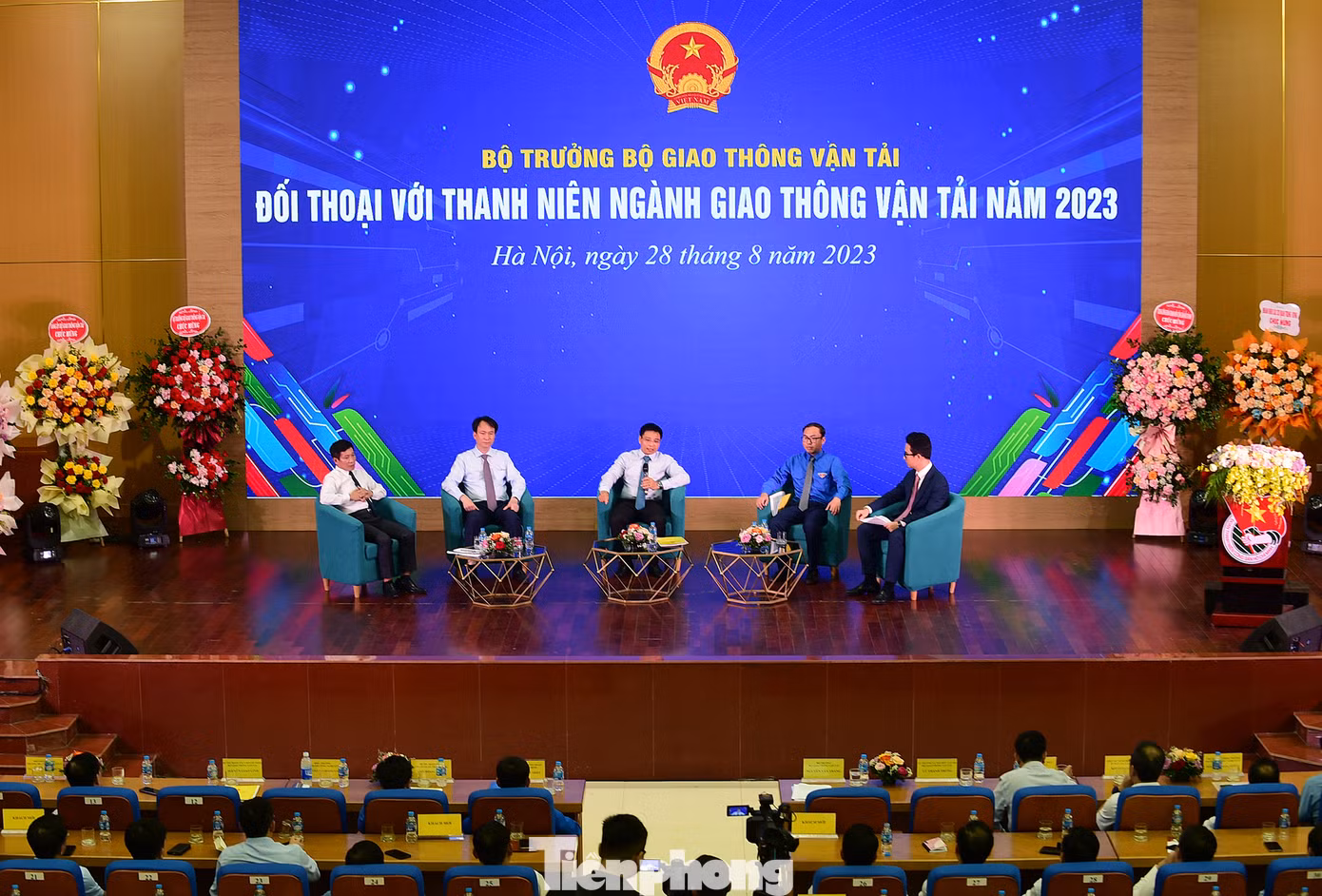 Quang cảnh buổi đối thoại. Ảnh: Xuân Tùng
