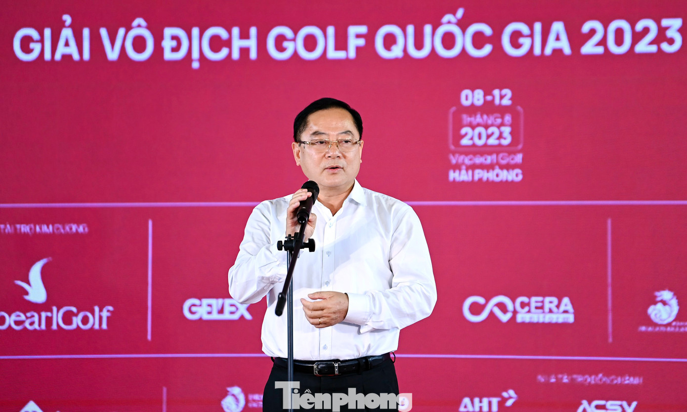 Nhà báo Lê Xuân Sơn phát biểu tại lễ trao giải. Nhà báo Lê Xuân Sơn phát biểu tại lễ trao giải.