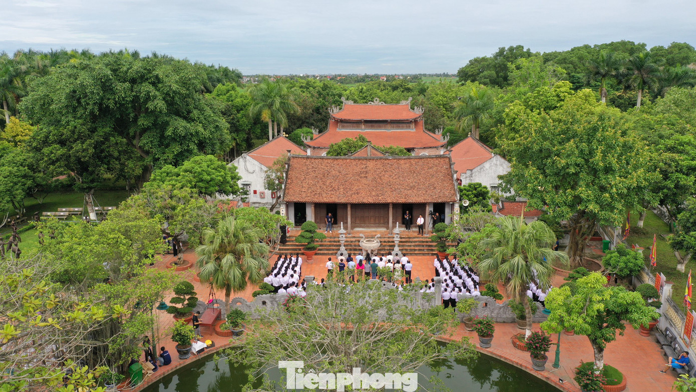 Ngày 6/8, tại Khu Di tích Quốc gia đặc biệt đền thờ Trạng Trình Nguyễn Bỉnh Khiêm (xã Lý Học, huyện Vĩnh Bảo, thành phố Hải Phòng) diễn ra Lễ dâng hương và tri ân Danh nhân Văn hoá Trình Quốc công.