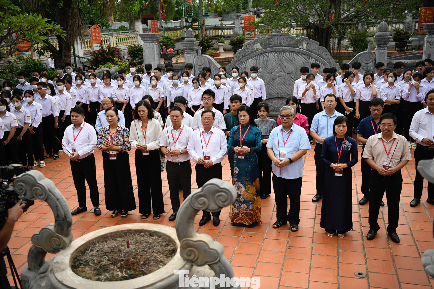 Các đại biểu, đoàn viên học sinh, Gương mặt trẻ Việt Nam tiêu biểu và triển vọng đã nghe Chúc văn ôn lại công tích của Trạng trình Nguyễn Bỉnh Khiêm; dâng hương tưởng nhớ ông.