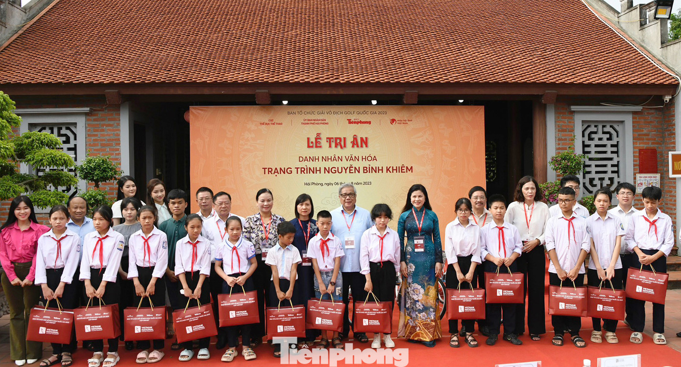 Nhiều phần quà ý nghĩa được trao tặng các em học sinh. Nhiều phần quà ý nghĩa được trao tặng các em học sinh.