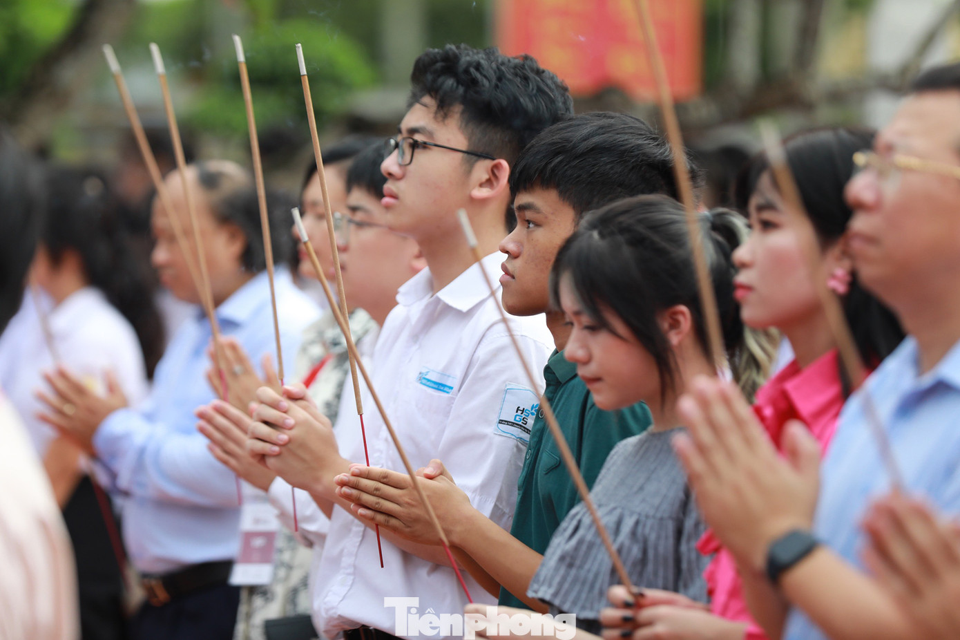 Các đại biểu, đoàn viên học sinh, Gương mặt trẻ Việt Nam tiêu biểu và triển vọng đã nghe Chúc văn ôn lại công tích của Trạng trình Nguyễn Bỉnh Khiêm; dâng hương tưởng nhớ ông.