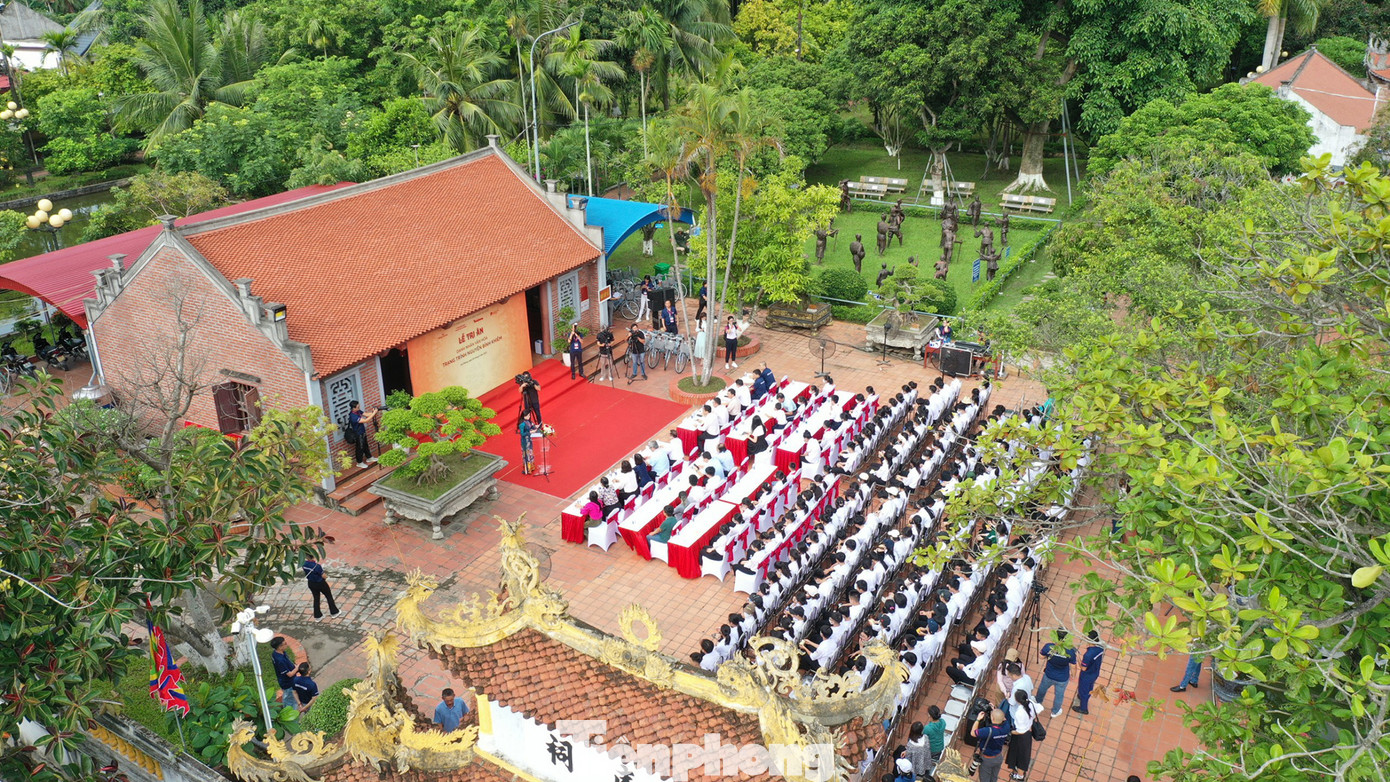 Toàn cảnh lễ tri ân Trạng trình Nguyễn Bỉnh Khiêm và trao tặng quà học sinh. Toàn cảnh lễ tri ân Trạng trình Nguyễn Bỉnh Khiêm và trao tặng quà học sinh.