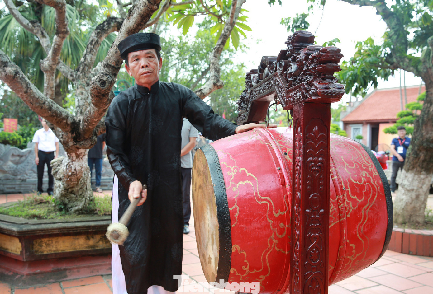 Các đại biểu, đoàn viên học sinh, Gương mặt trẻ Việt Nam tiêu biểu và triển vọng đã nghe Chúc văn ôn lại công tích của Trạng trình Nguyễn Bỉnh Khiêm; dâng hương tưởng nhớ ông.