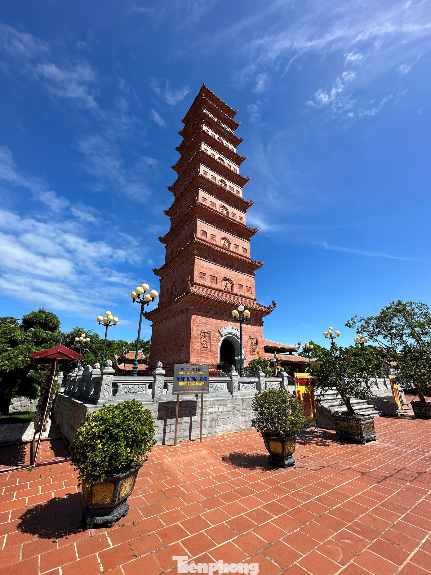 Hình ảnh tháp Tường Long và di tích khảo cổ học. Ảnh: Xuân Tùng