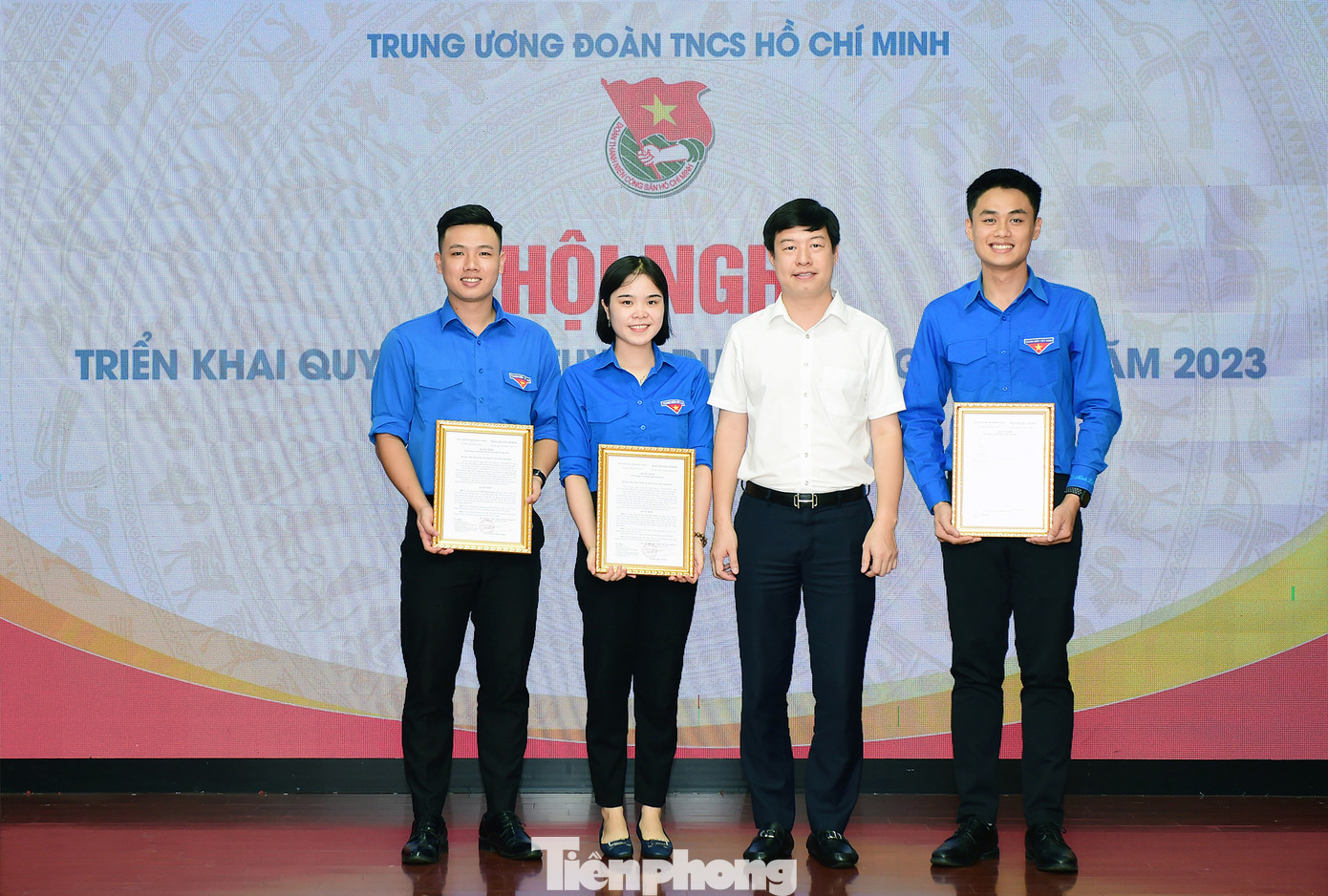 Anh Lê Hải Long - Trưởng Ban Công tác thiếu nhi T.Ư Đoàn chúc mừng các công chức mới nhận nhiệm vụ công tác về Ban.