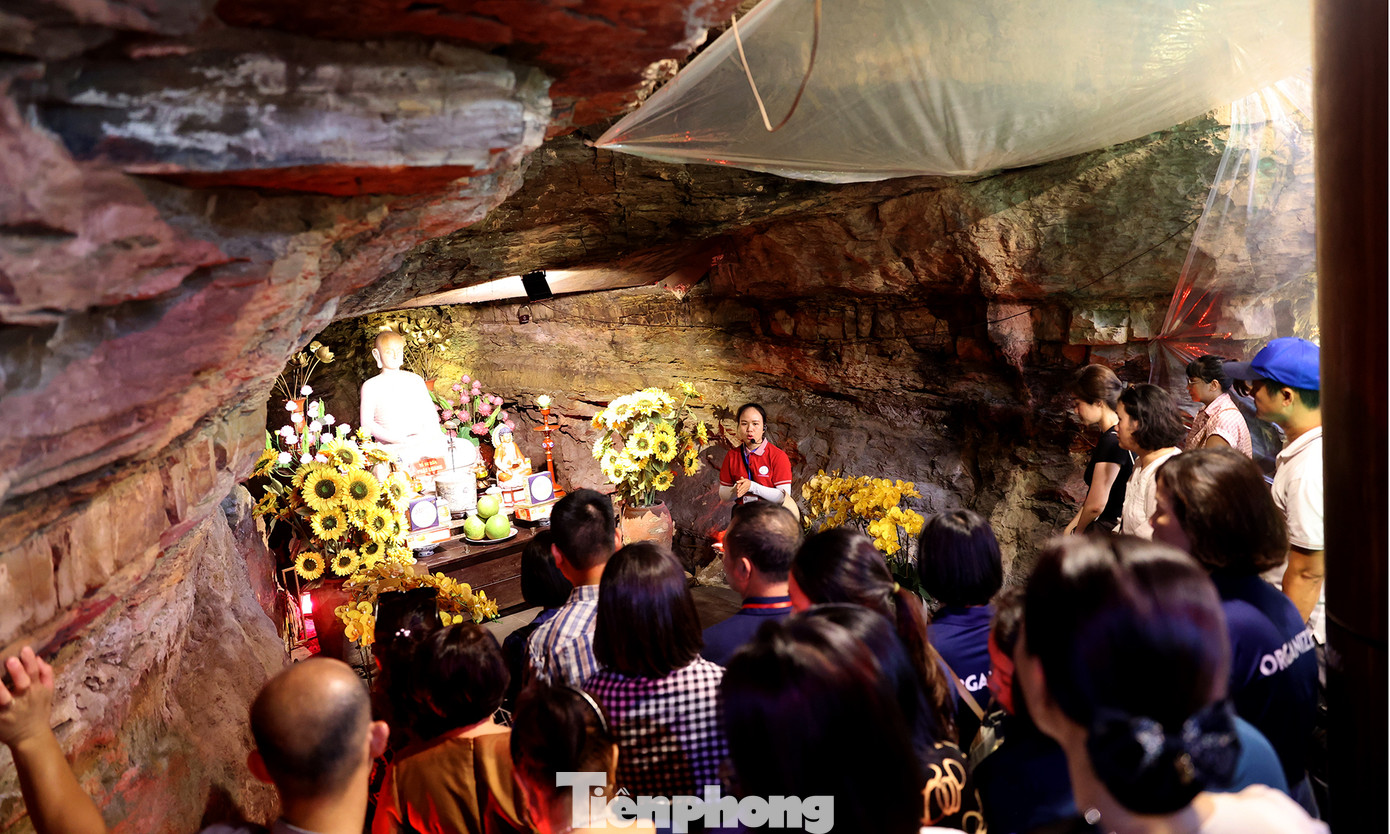 Các đại biểu trải nghiệm là chùa Hang. Ảnh: Trọng Tài