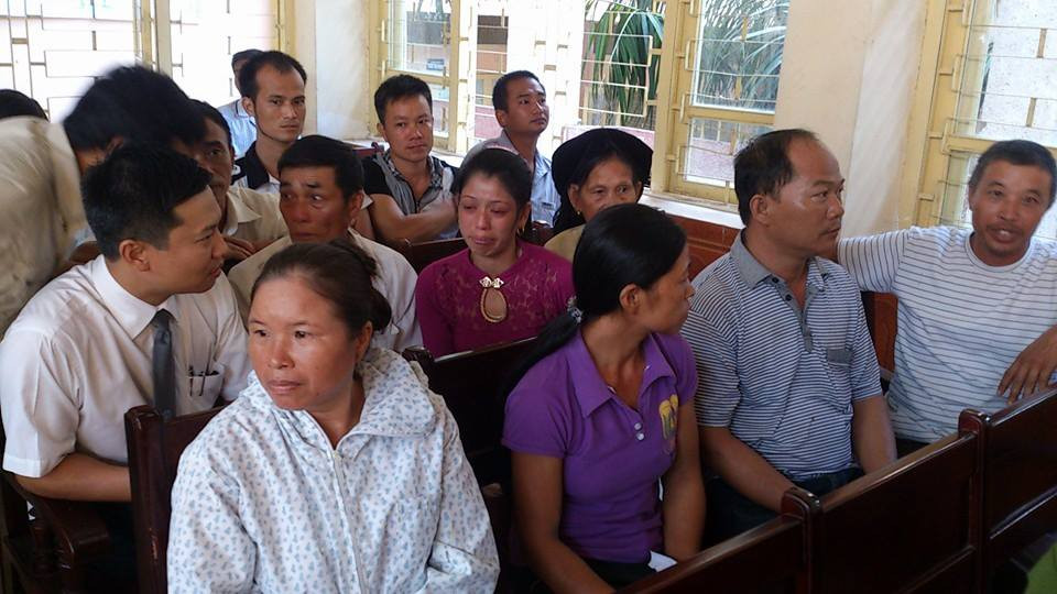 Lý Nguyễn Chung bị người dân lao vào tát khi ra xe thùng ảnh 5