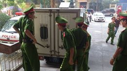 Lý Nguyễn Chung bị người dân lao vào tát khi ra xe thùng ảnh 8