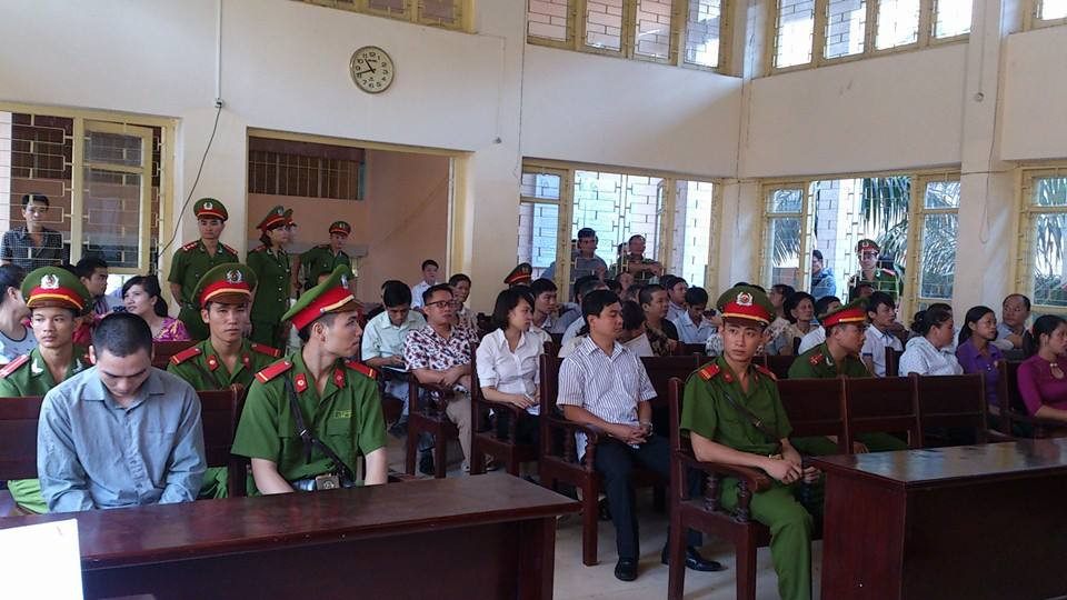 Lý Nguyễn Chung bị người dân lao vào tát khi ra xe thùng ảnh 4