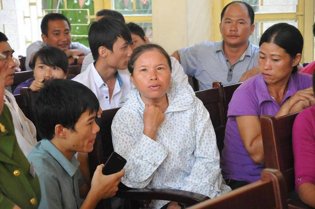 Lý Nguyễn Chung bị người dân lao vào tát khi ra xe thùng ảnh 2