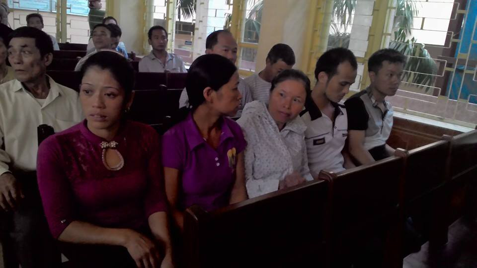 Lý Nguyễn Chung bị người dân lao vào tát khi ra xe thùng ảnh 6