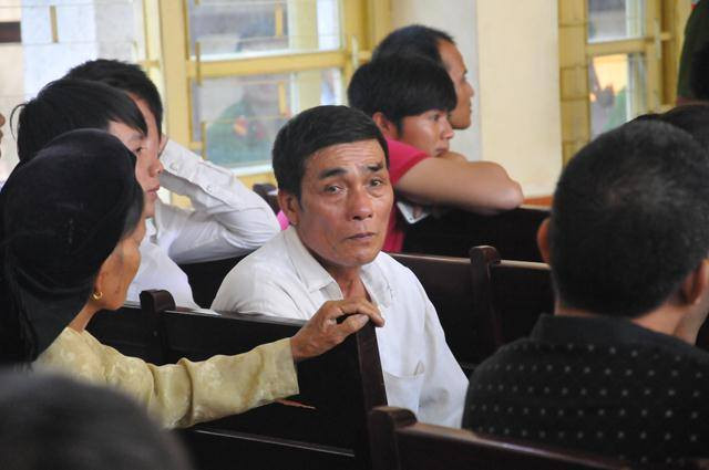 Lý Nguyễn Chung bị người dân lao vào tát khi ra xe thùng ảnh 1