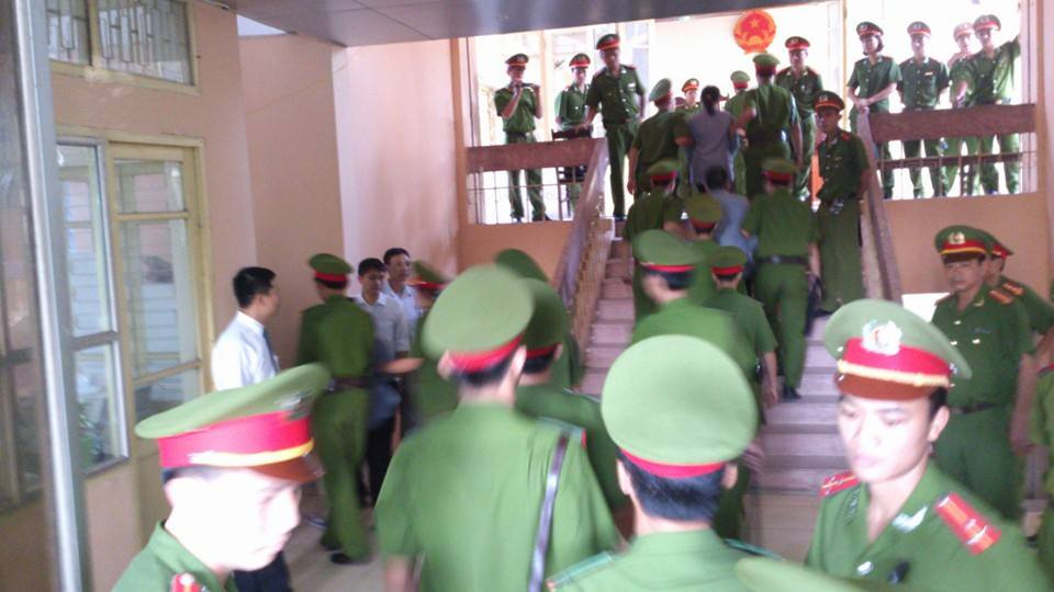 Lý Nguyễn Chung bị người dân lao vào tát khi ra xe thùng ảnh 7