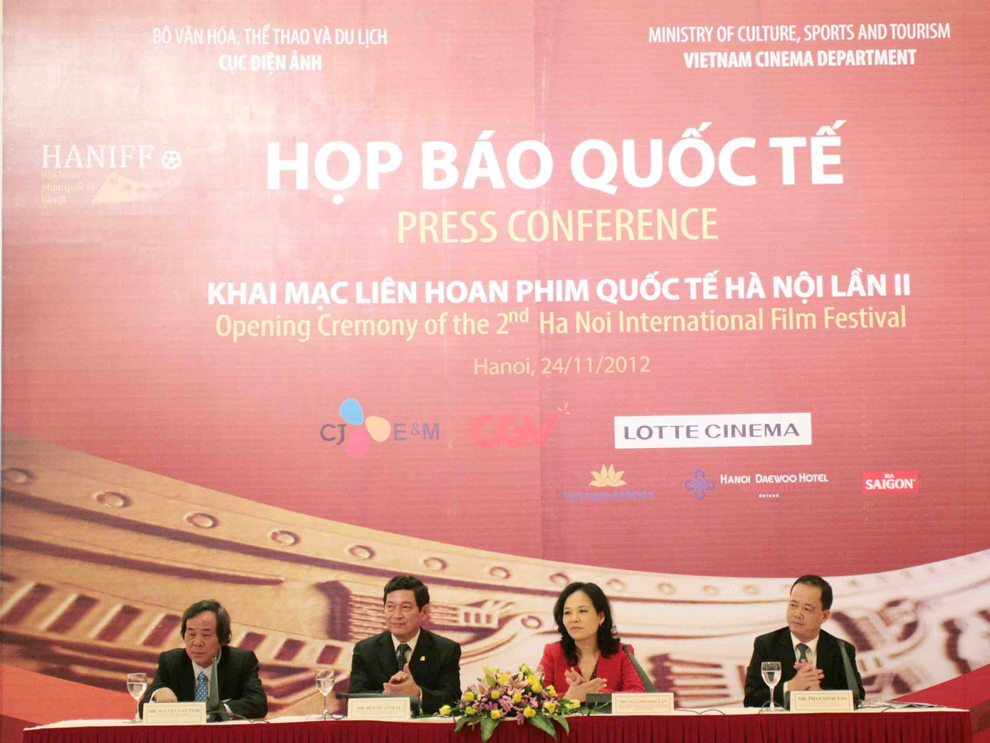 Giám đốc LHP, Trưởng BTC, TS Ngô Phương Lan (thứ hai từ phải sang) coi liên hoan lần này là tiệc phim chất lượng