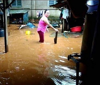 Quốc lộ 1A thành sông sau trận mưa lớn ảnh 3