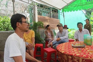 Gia đình, làng xóm đau đớn đón linh cữu 'hiệp sĩ' Sài Gòn ảnh 2