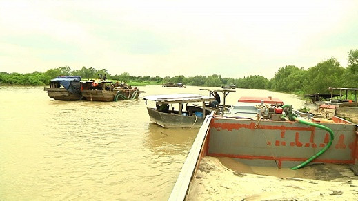 Cảng sát Đồng Nai vây bắt 14 phương tiện khai thác cát lậu trên sộng ảnh 1