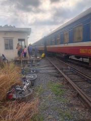 Băng qua đường sắt, người đàn ông bị tàu cán tử vong ảnh 1