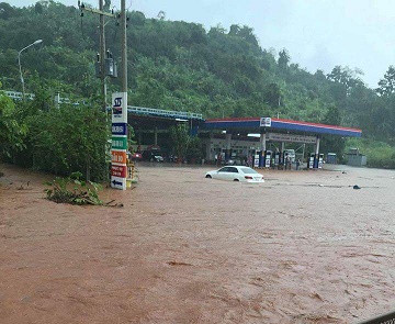 Quốc lộ 1A thành sông sau trận mưa lớn ảnh 1