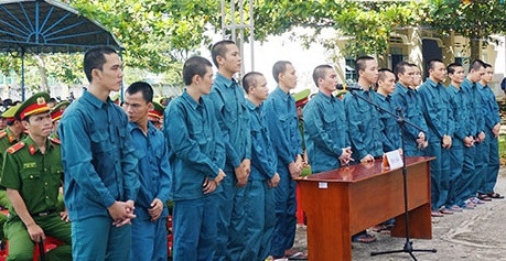 15 đối tượng tấn công CSCĐ, đốt phá xe cứu hỏa lãnh án ảnh 1