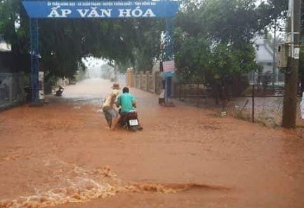 Quốc lộ 1A thành sông sau trận mưa lớn ảnh 4