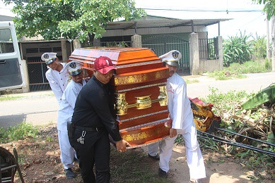 Gia đình, làng xóm đau đớn đón linh cữu 'hiệp sĩ' Sài Gòn ảnh 3