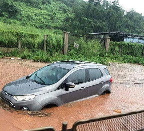 Quốc lộ 1A thành sông sau trận mưa lớn ảnh 2