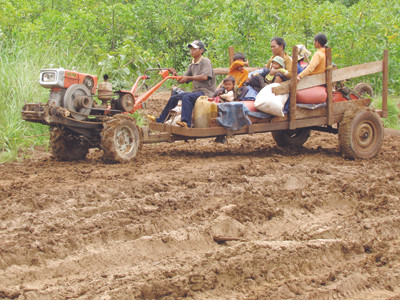 Nhiều con đường bị cày nát khi các DN vào vùng dự án trồng cao su. Nhiều con đường bị cày nát khi các DN vào vùng dự án trồng cao su