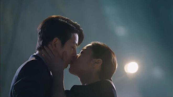 Cảnh hôn ảo diệu bị khán giả chê… nhạt nhẽo. Cảnh hôn ảo diệu bị khán giả chê… nhạt nhẽo.