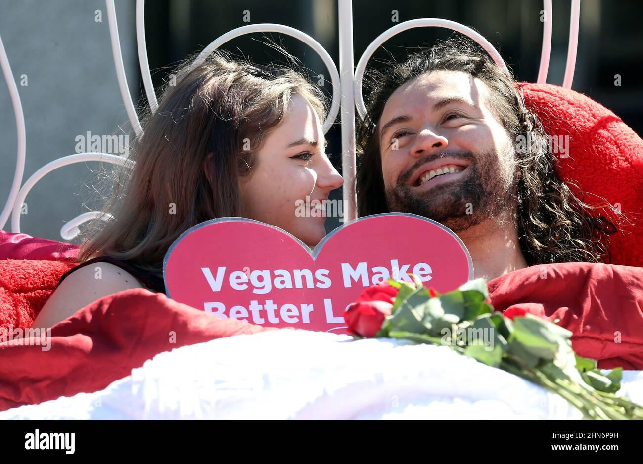 Poster “Ăn chay sex nồng nàn hơn” trên ứng dụng Veggly. Poster “Ăn chay sex nồng nàn hơn” trên ứng dụng Veggly.