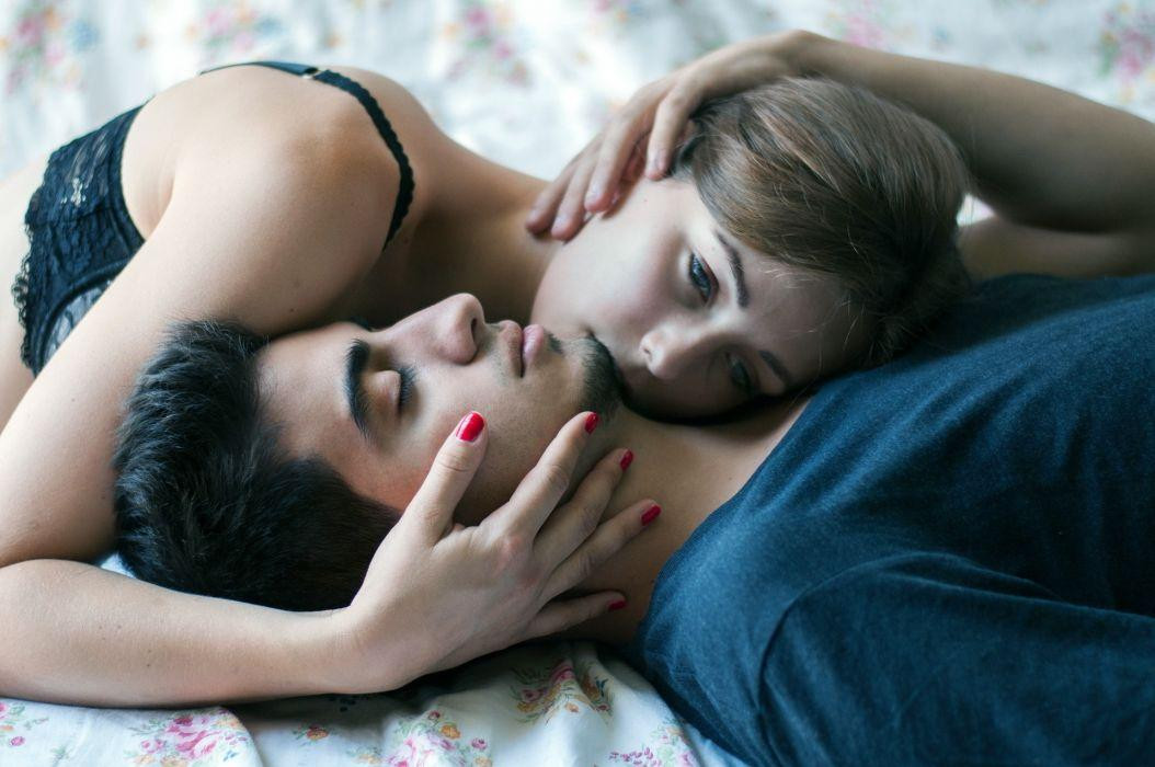 Sự âu yếm, mơn trớn khiến cặp đôi dễ dàng đạt được phút thăng hoa.