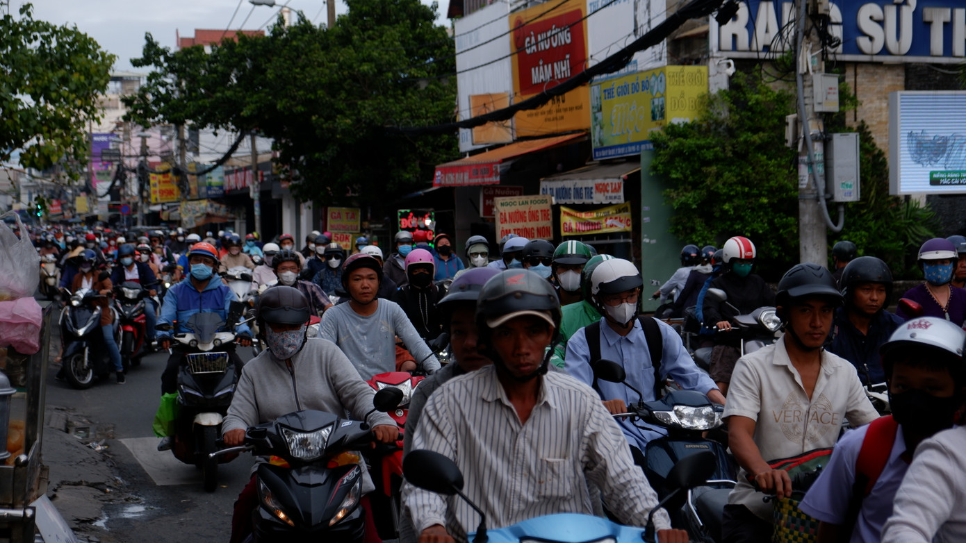 Đường Tân Kỳ Tân Quý (đoạn từ đường Trường Chinh đến đường Lê Trọng Tấn) chật hẹp, thường xuyên ùn ứ. Ảnh: Hữu Huy