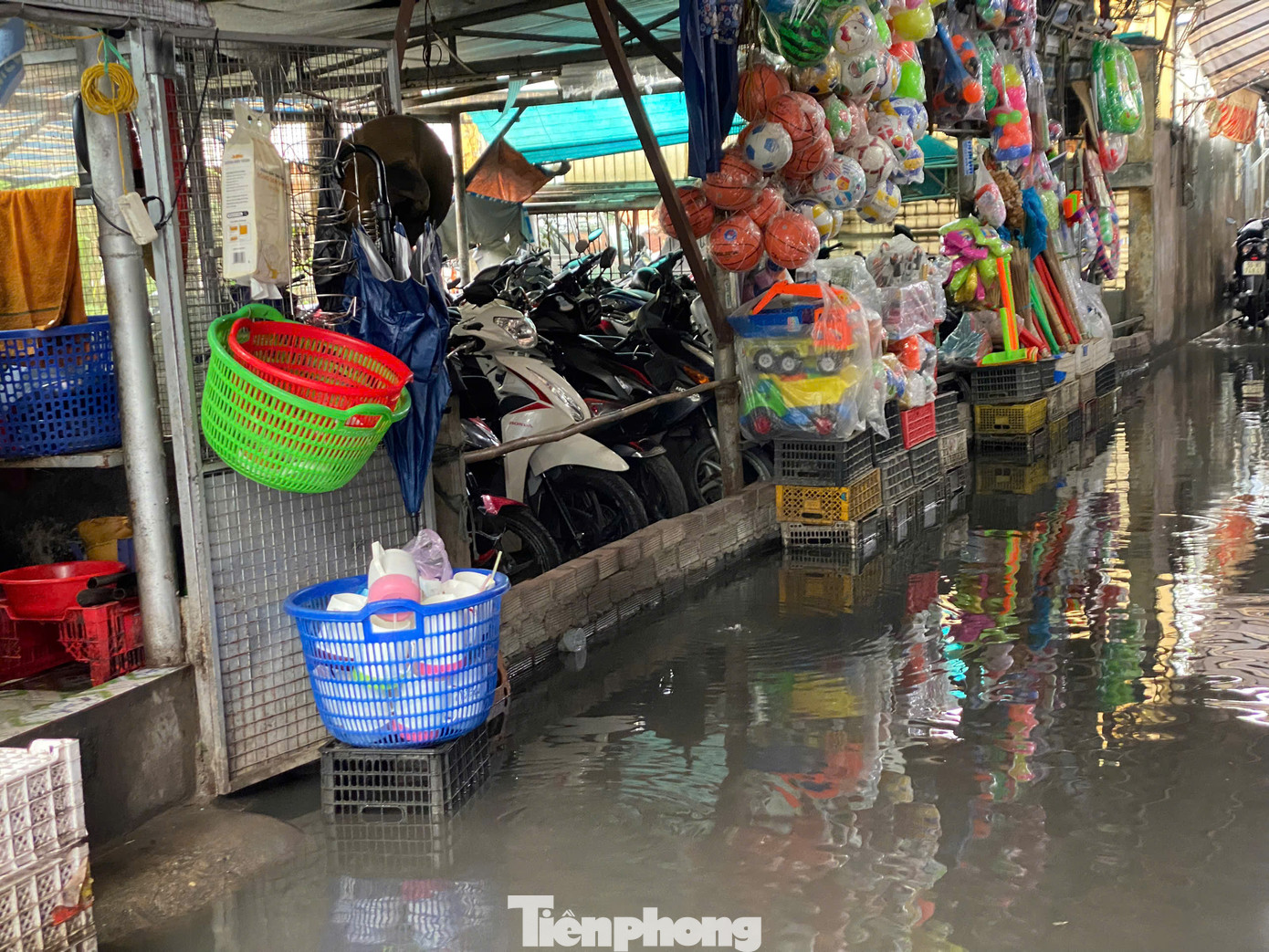 Tiểu thương chợ khu phố 2 (phường An Lạc, quận Bình Tân) phải sống chung với ngập mỗi khi có mưa lớn.