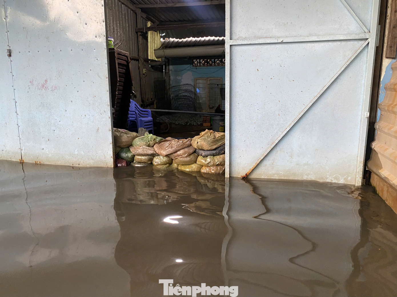 Người dân sinh sống trên đường Phú Định (phường 16, quận 8) phải đắp bao cát ngăn nước tràn vào nhà.