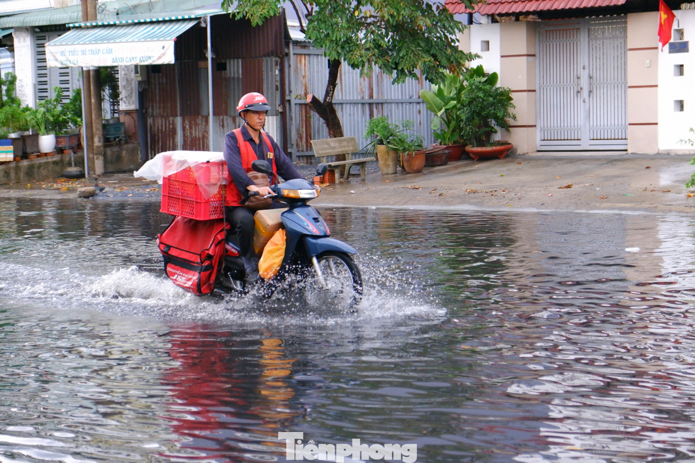 Phương tiện bì bõm lội nước trên đường Lê Cơ.