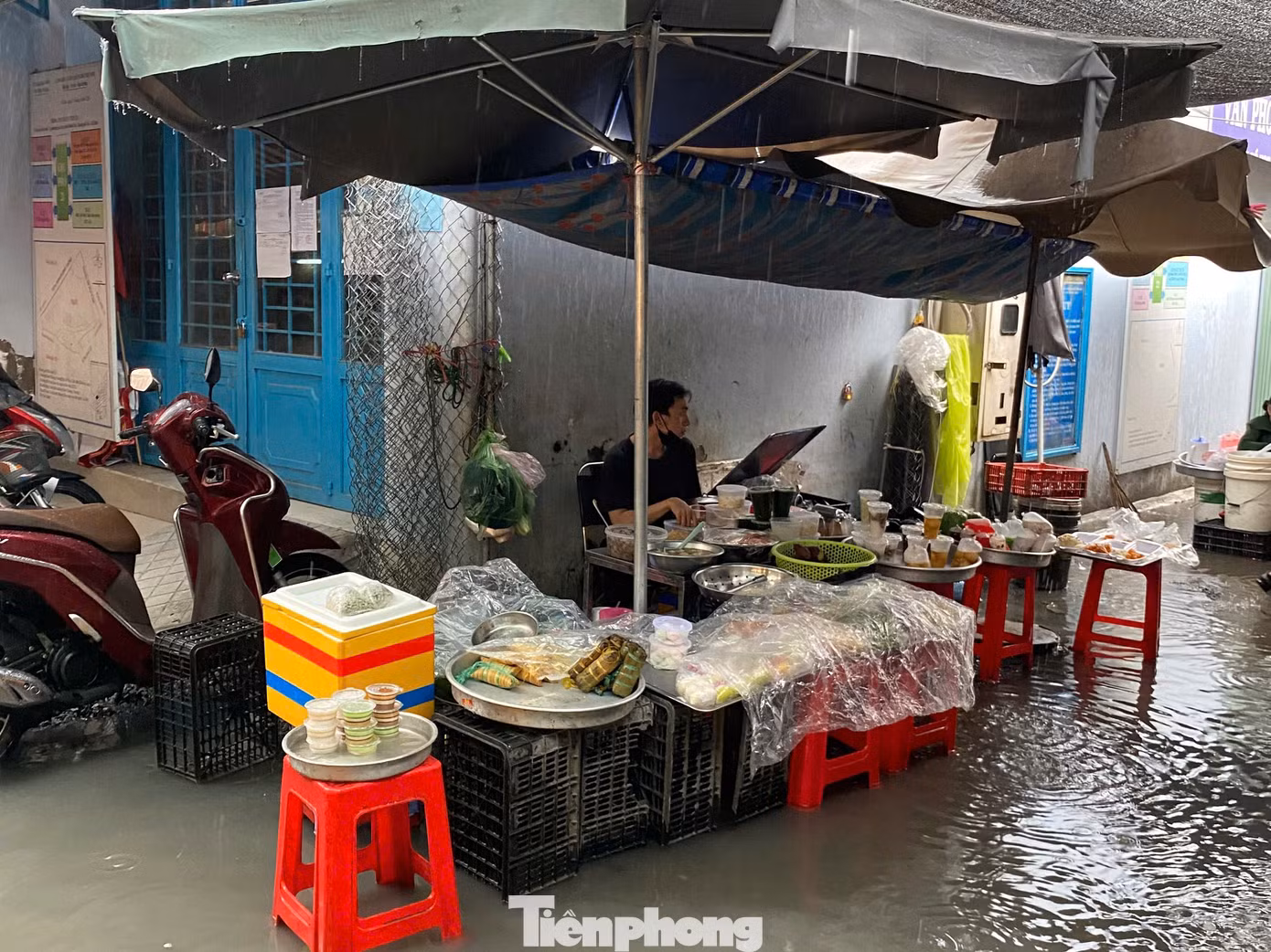 "Để giảm bớt tình trạng nước ngập sâu làm xe cộ "chết máy" khi đi vào chợ, một số khu vực và tuyến đường đã được đổ đá để nâng nền. Tuy nhiên, một số khu vực vẫn chưa nâng nền nên mưa lớn là lại ngập. Tình trạng ngập úng ảnh hưởng đến việc buôn bán của bà con trong suốt thời gian qua"- anh Minh Phú (tiểu thương tại chợ khu phố 2, phường An Lạc) chia sẻ.