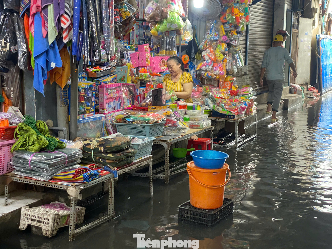 Một số tiểu thương chợ này cho biết, tình trạng mưa là ngập ở khu vực đã kéo dài suốt vài năm trở lại đây. Đặc biệt khi đường Hồ Học Lãm được nâng nền, khu vực chợ thường xuyên bị ngập do nước mưa tràn từ chỗ cao về chỗ trũng thấp.