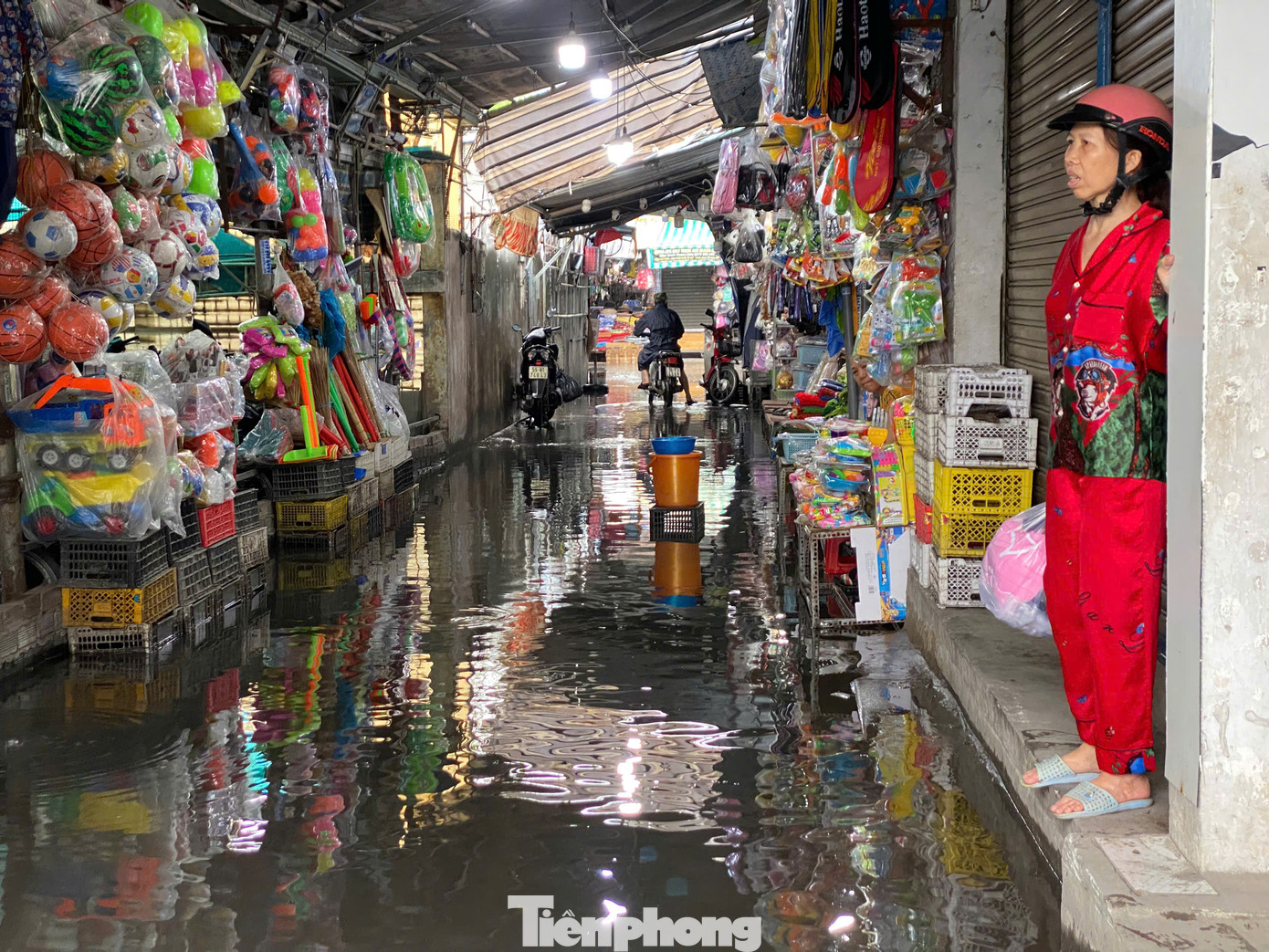 Trong khi đó, mưa lớn cũng khiến một số khu vực thuộc chợ khu phố 2 trên đường Hồ Học Lãm (phường An Lạc, quận Bình Tân) bị ngập úng.