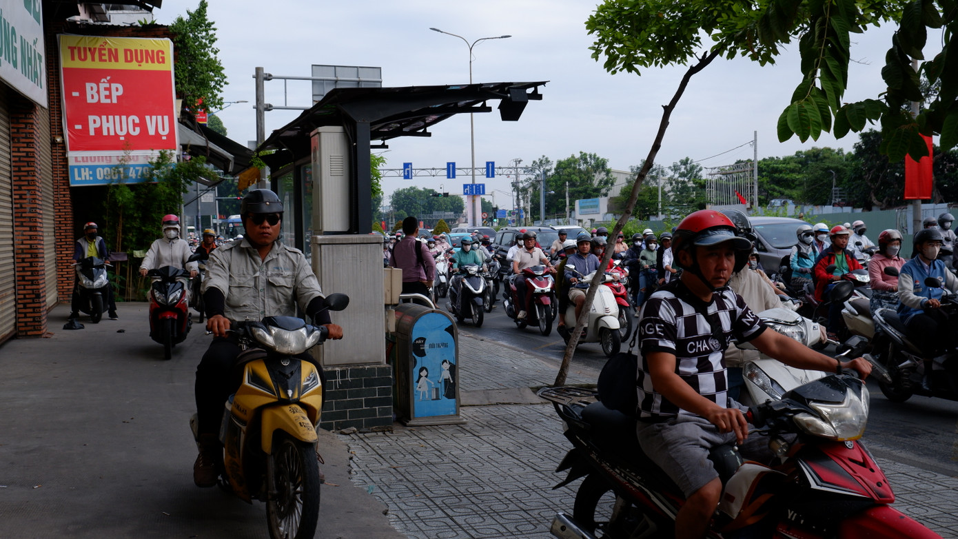 Giao thông ùn ứ, nhiều người thường điều khiển xe máy di chuyển trên lề đường Cộng Hòa vào giờ cao điểm. Ảnh: Hữu Huy