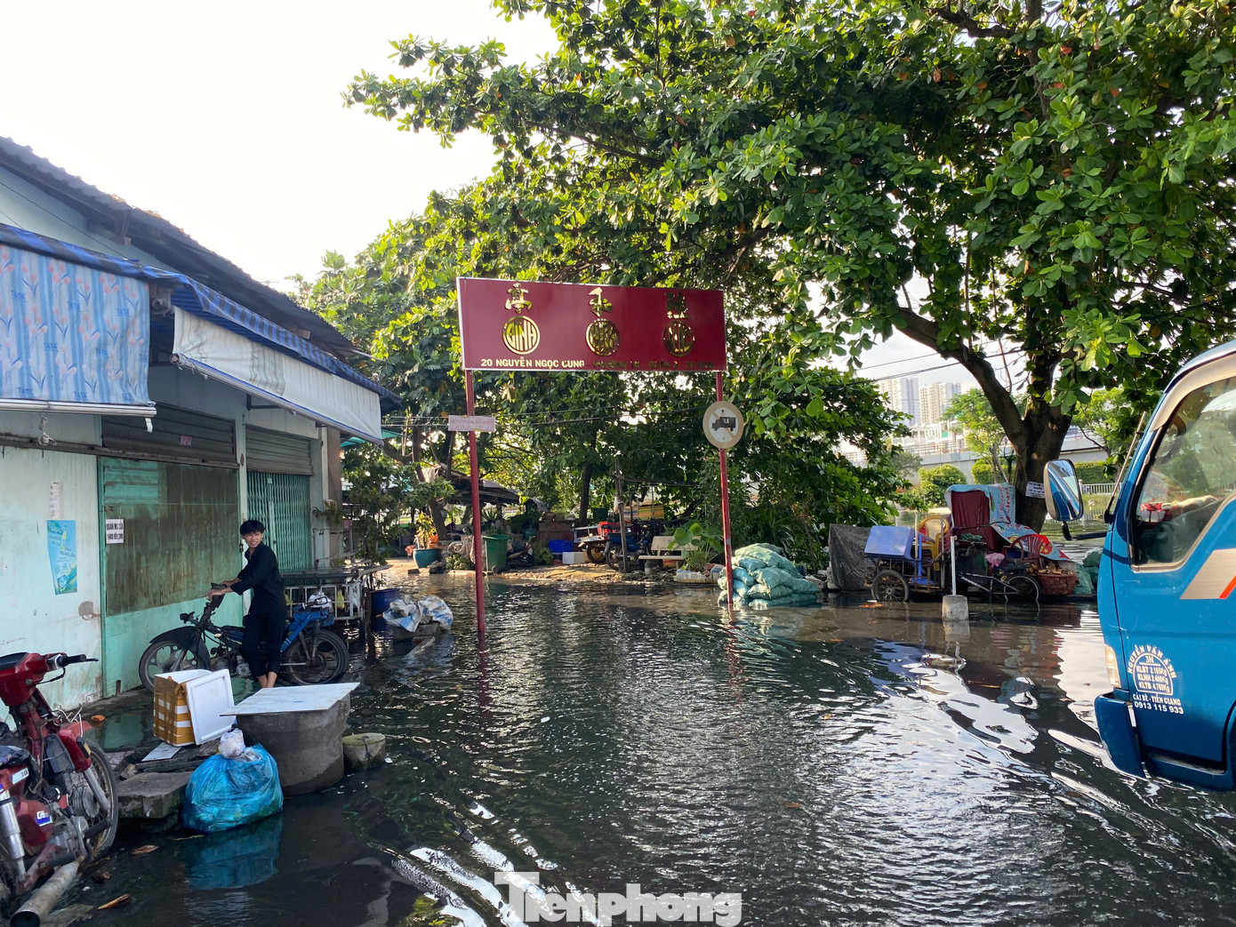 Nước rạch Ruột Ngựa - kênh Lò Gốm dâng cao gây ngập đường Nguyễn Ngọc Cung, phường 16, quận 8.