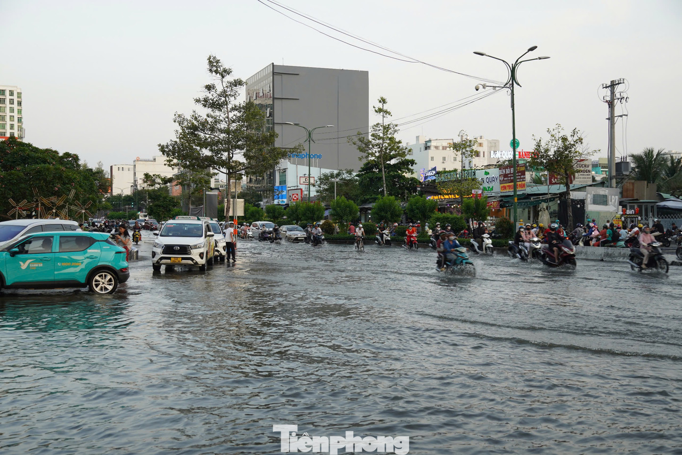 Chiều 16/11, mực nước hạ lưu sông Sài Gòn dâng cao theo kỳ triều cường Rằm tháng 10 Âm lịch làm ngập nhiều tuyến đường thuộc vùng trũng thấp, ven sông, kênh rạch ở TPHCM. Ảnh ghi nhận tại đường Nguyễn Thị Thập, quận 7.