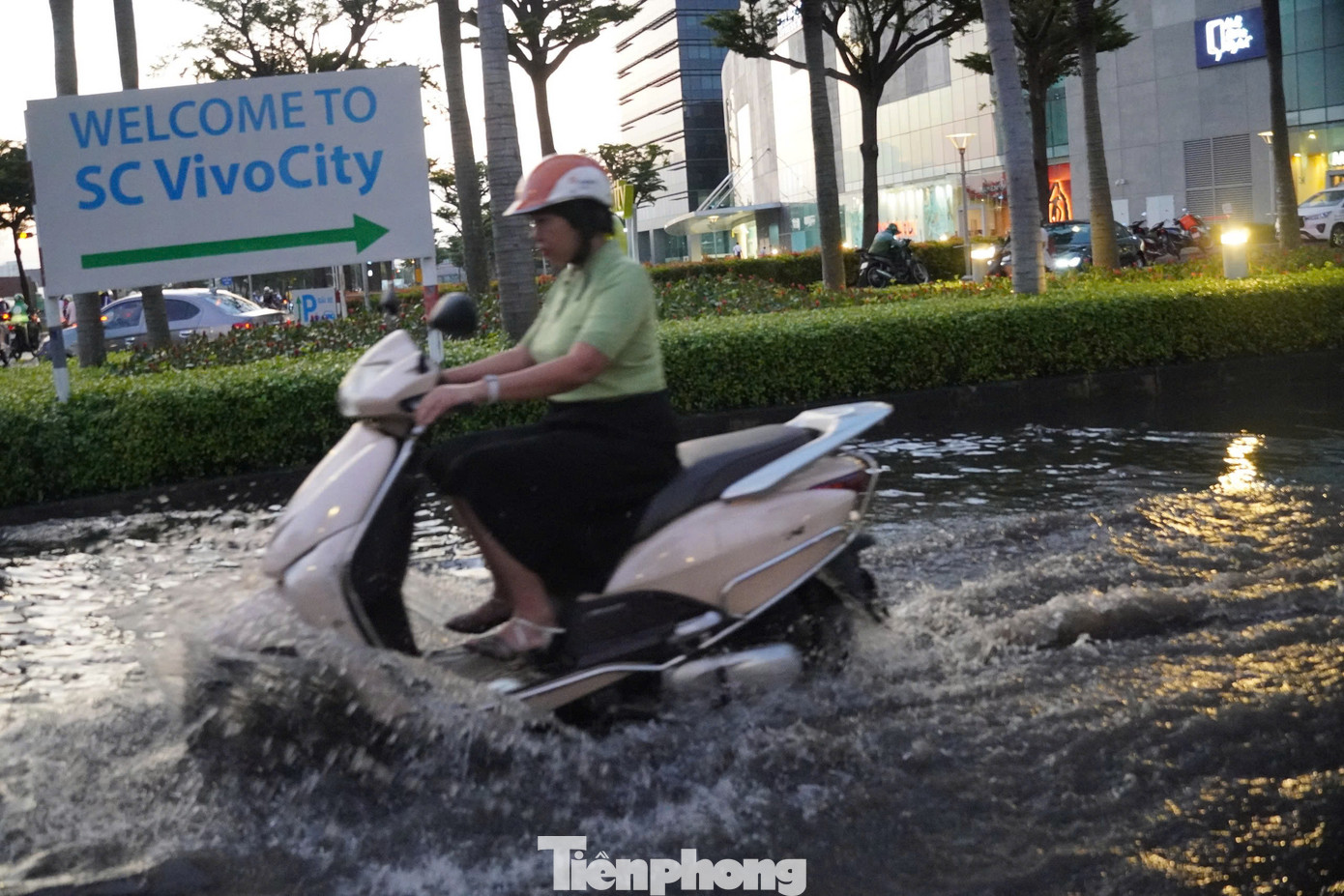 Nước ngập trước VivoCity, đường Nguyễn Văn Linh (phường Tân Phong, quận 7). Ảnh: CTV