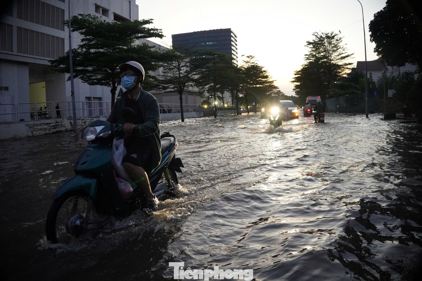 Theo ghi nhận của phóng viên, một số tuyến đường ở quận 7, quận 8, huyện Nhà Bè, huyện Bình Chánh bị ngập nặng do triều cường.