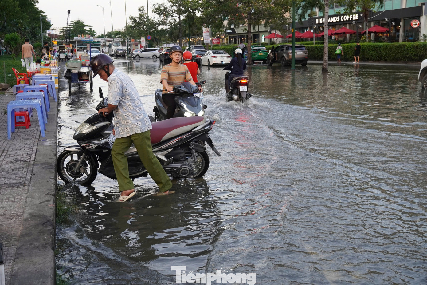 Một đoạn đường Nguyễn Thị Thập (quận 7) bị ngập do triều cường, giao thông đi lại qua khu vực gặp nhiều khó khăn.
