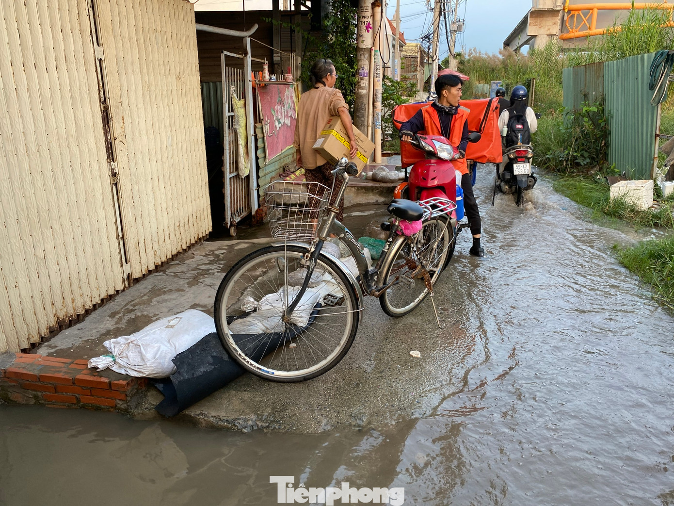Nước ngập sâu khiến sinh hoạt của người dân gặp nhiều khó khăn.