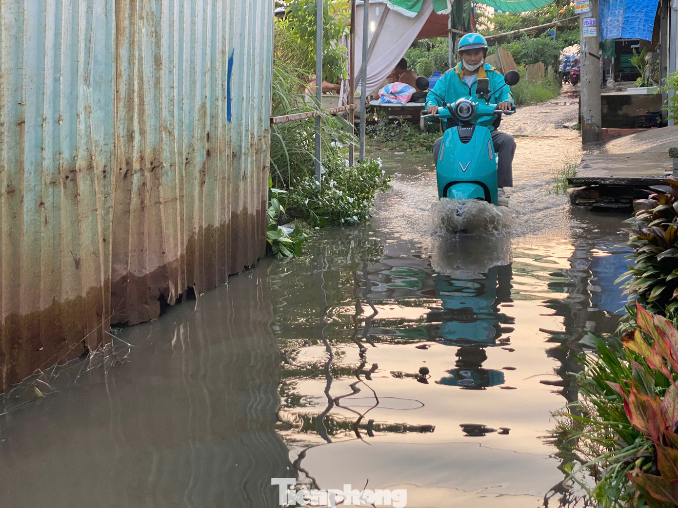 Theo Đài Khí tượng Thủy văn khu vực Nam bộ, trong 24h qua, mực nước tại hầu hết các trạm vùng hạ lưu hệ thống sông Sài Gòn – Đồng Nai ít biến đổi và duy trì ở mức cao. Trong đó, mực nước cao nhất ngày tại các trạm Phú An (sông Sài Gòn) và trạm Nhà Bè (kênh Đồng Điền) đều vượt Báo động 3.
