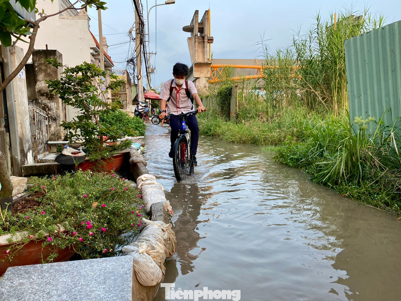 Giao thông đi lại qua khu vực gặp nhiều khó khăn.