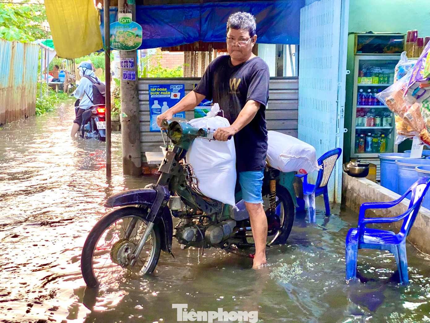 Nước ngập gây khó khăn trong việc kinh doanh, buôn bán của người dân ở khu vực.